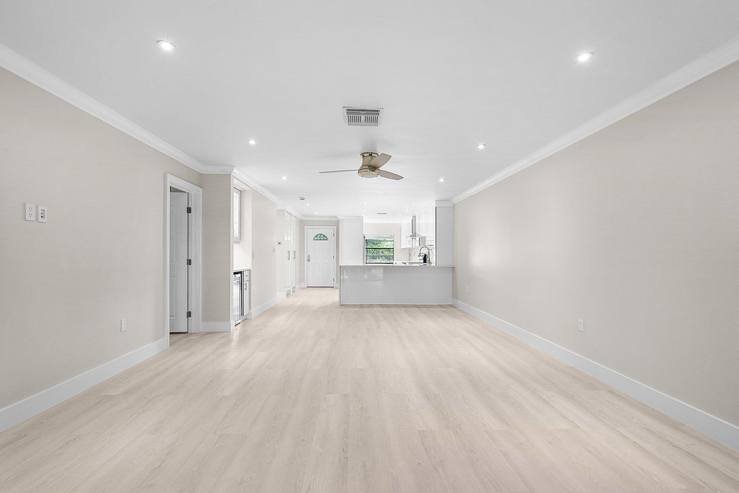 For Sale: $199,900 (2 beds, 2 baths, 1388 Square Feet)