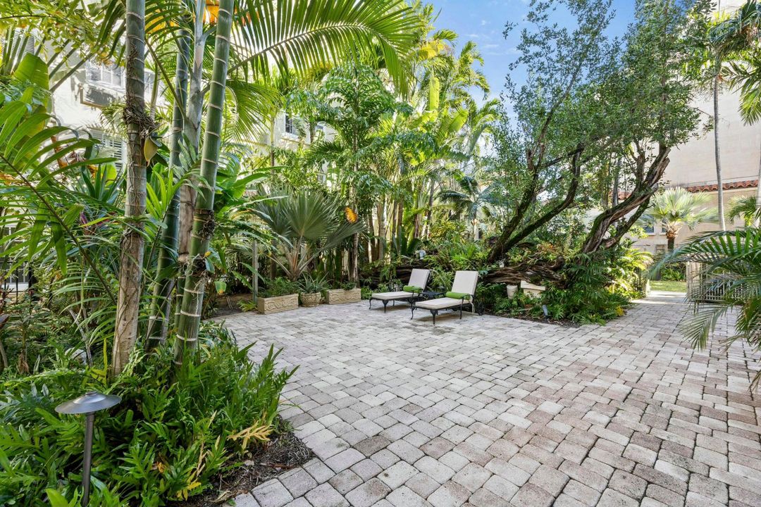 For Sale: $550,000 (1 beds, 1 baths, 389 Square Feet)