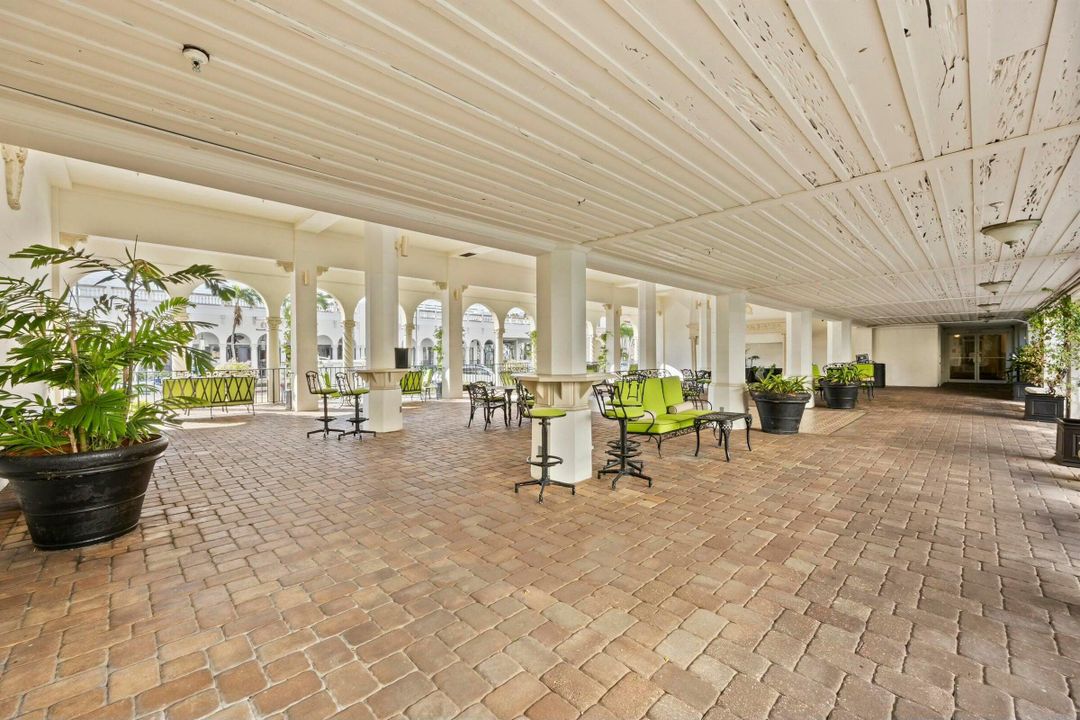 For Sale: $550,000 (1 beds, 1 baths, 389 Square Feet)