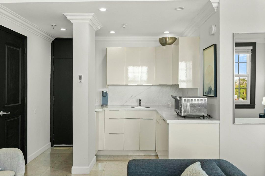 For Sale: $550,000 (1 beds, 1 baths, 389 Square Feet)