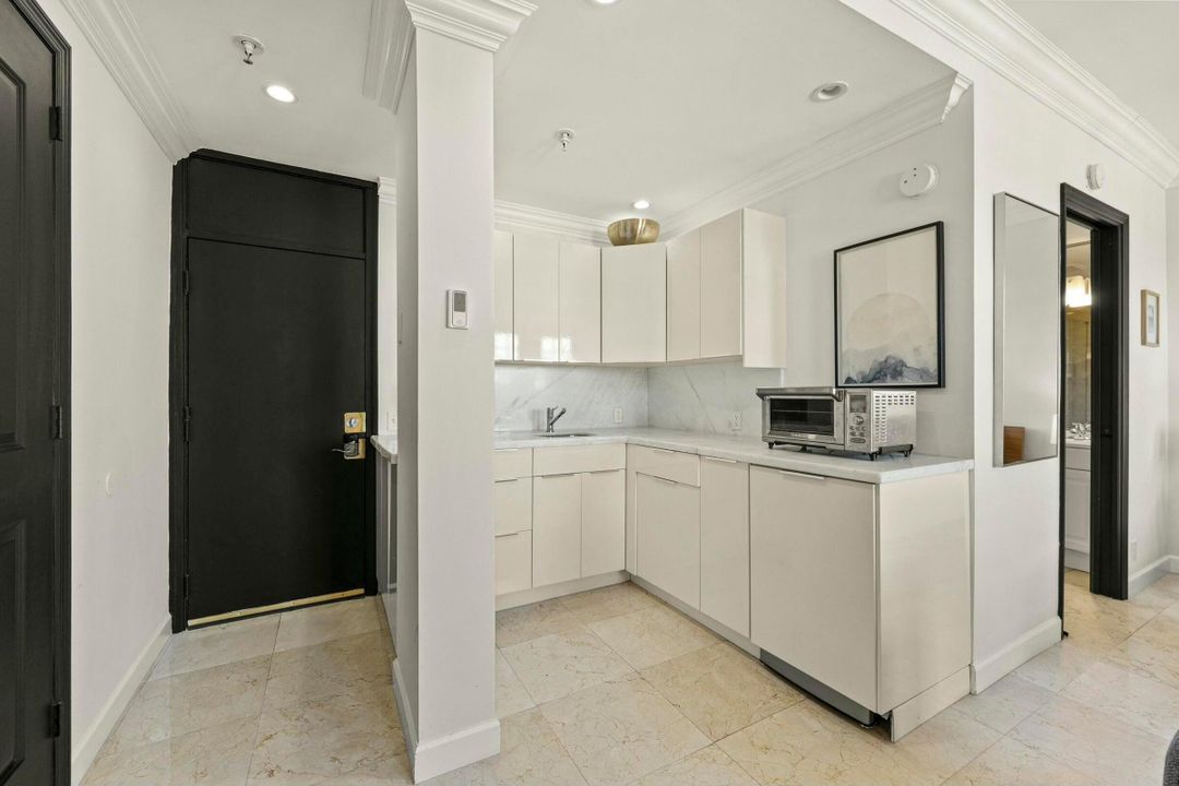 For Sale: $550,000 (1 beds, 1 baths, 389 Square Feet)
