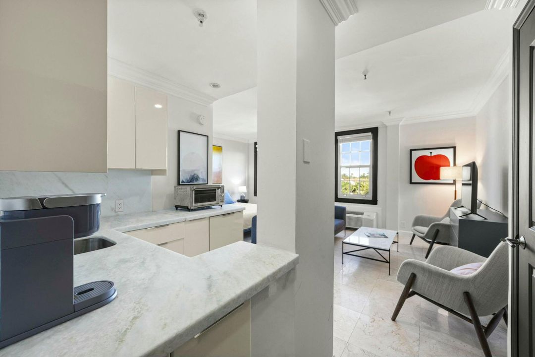 For Sale: $550,000 (1 beds, 1 baths, 389 Square Feet)