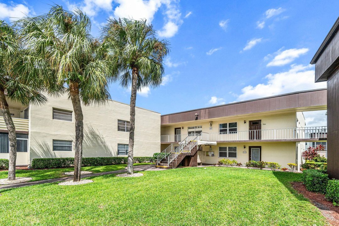 For Rent: $1,700 (2 beds, 2 baths, 907 Square Feet)