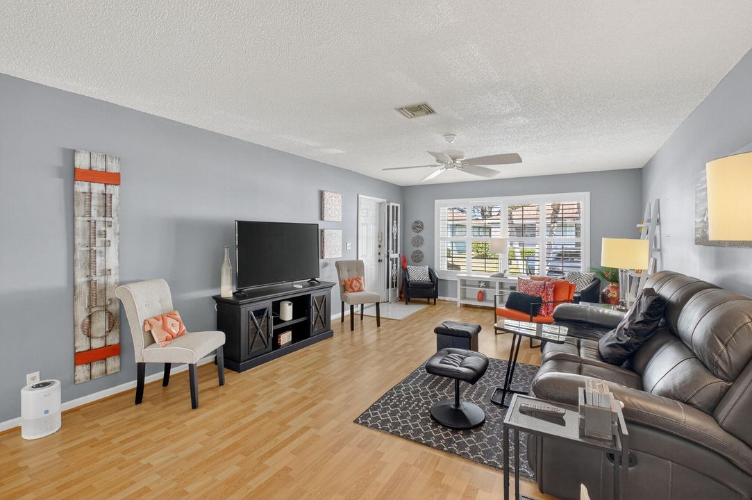 For Sale: $289,000 (2 beds, 2 baths, 1404 Square Feet)