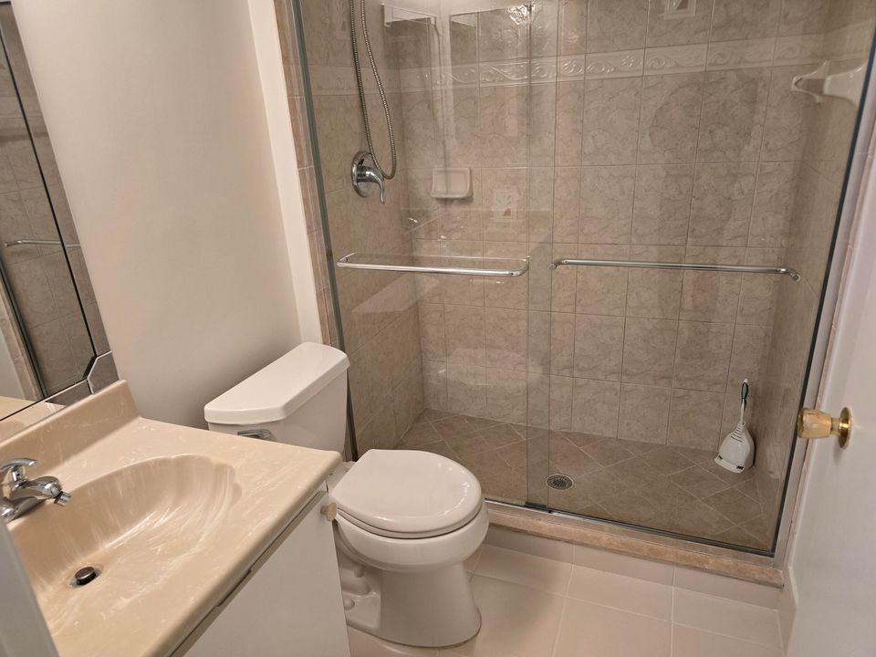 For Rent: $2,200 (2 beds, 2 baths, 912 Square Feet)