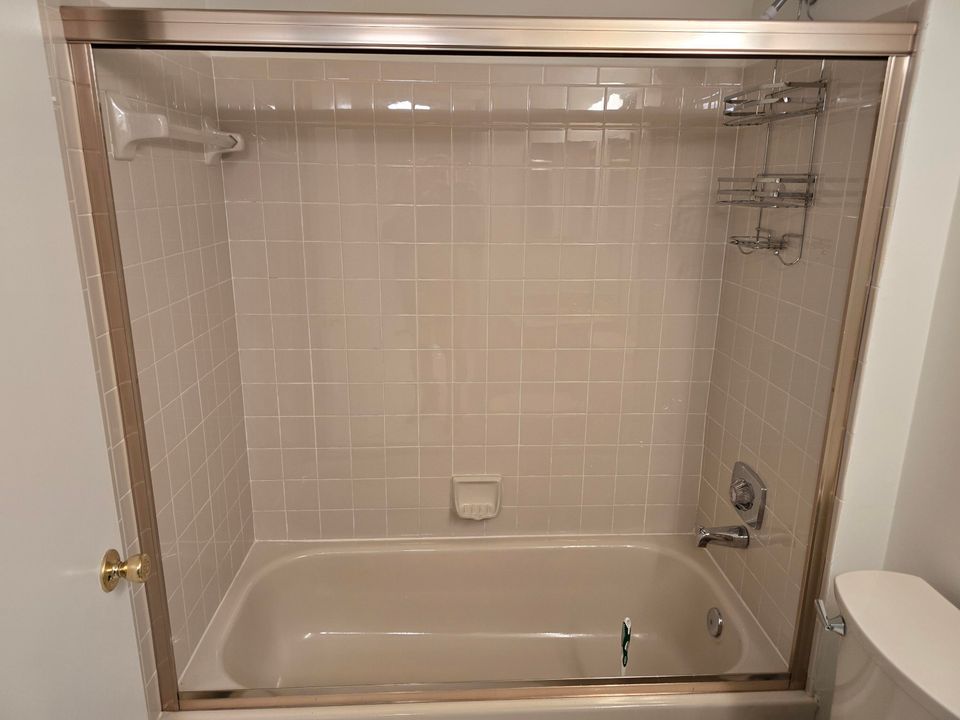 For Rent: $2,200 (2 beds, 2 baths, 912 Square Feet)