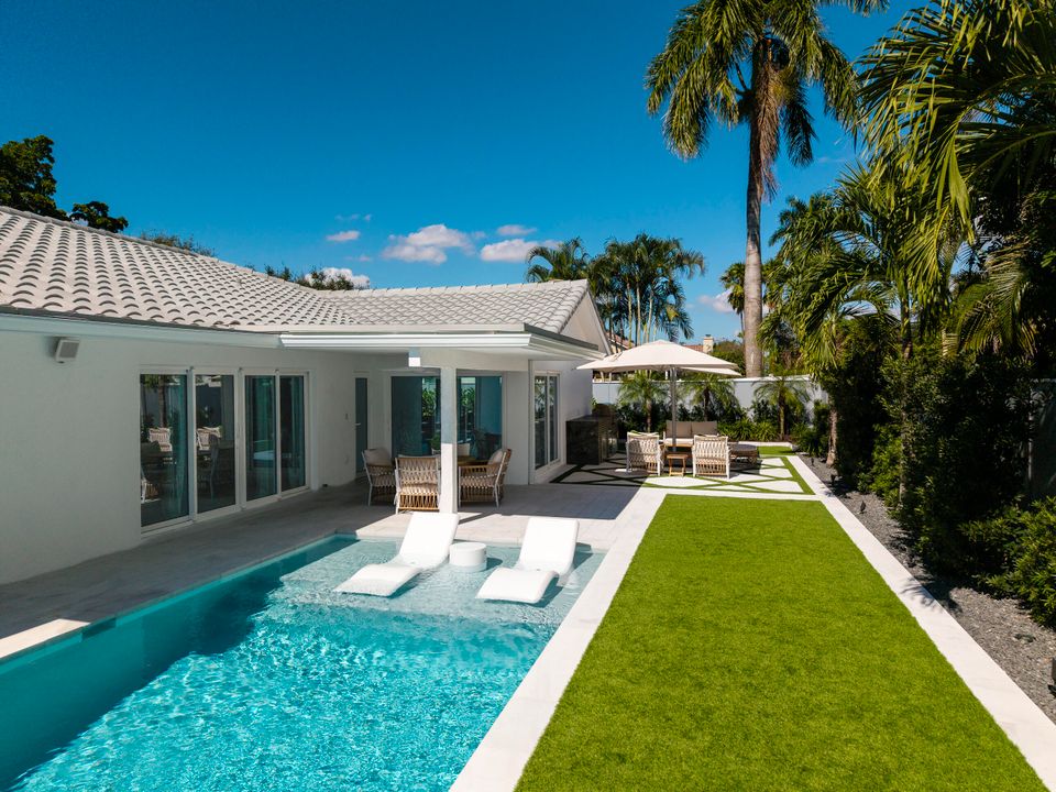 Active With Contract: $2,295,000 (4 beds, 3 baths, 2861 Square Feet)