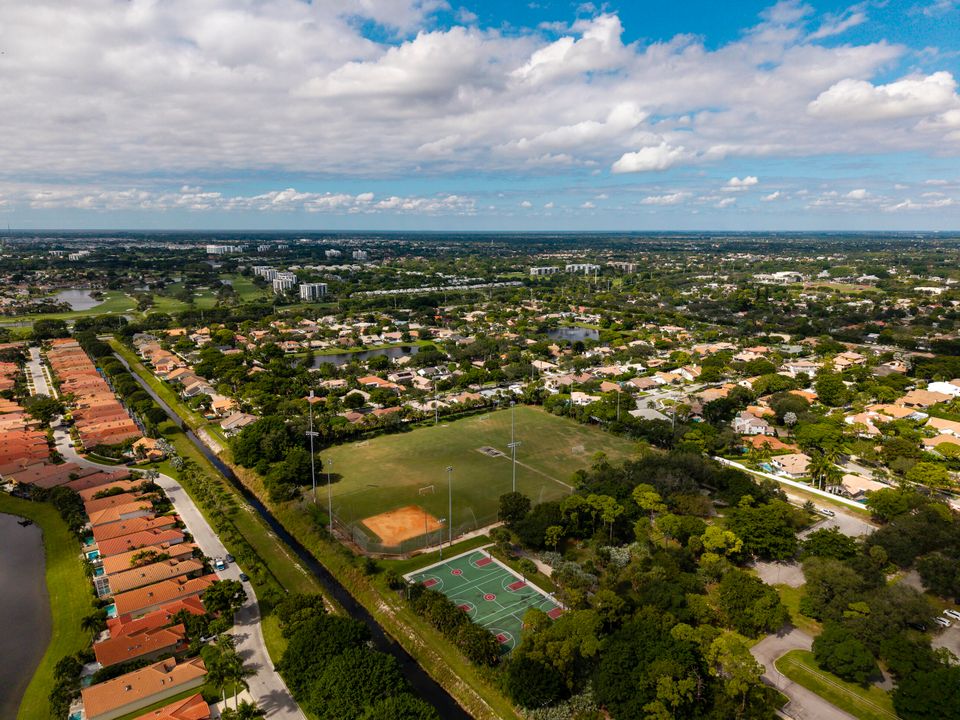Active With Contract: $2,295,000 (4 beds, 3 baths, 2861 Square Feet)