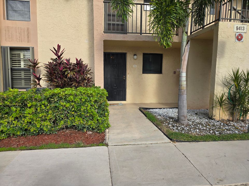 For Rent: $2,200 (2 beds, 2 baths, 912 Square Feet)