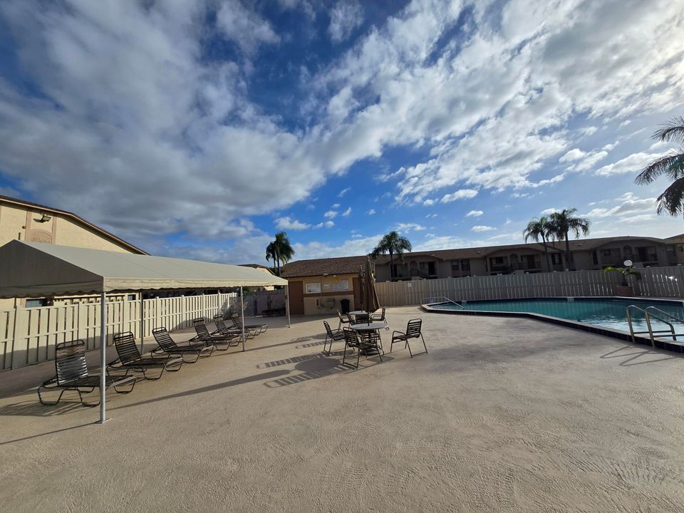 For Rent: $2,200 (2 beds, 2 baths, 912 Square Feet)