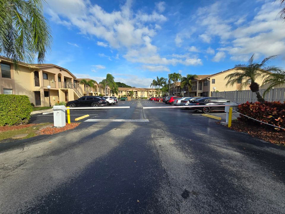 For Rent: $2,200 (2 beds, 2 baths, 912 Square Feet)