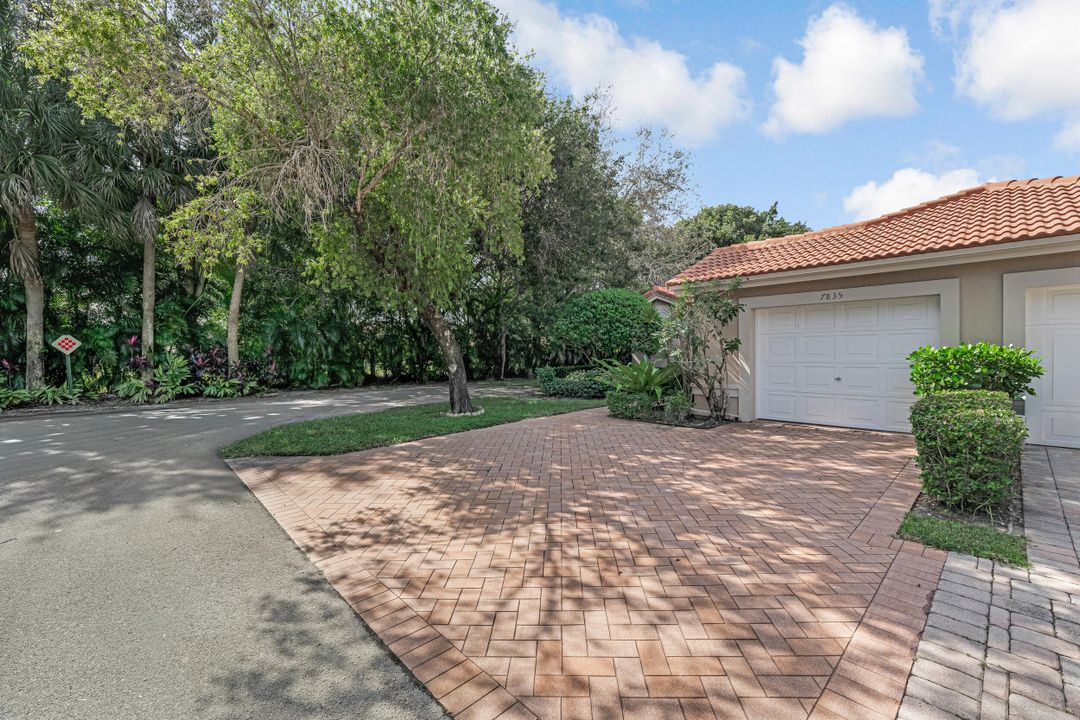 Active With Contract: $295,000 (2 beds, 2 baths, 1722 Square Feet)