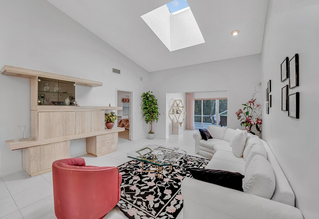 Active With Contract: $295,000 (2 beds, 2 baths, 1722 Square Feet)