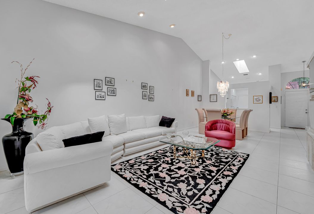 Active With Contract: $295,000 (2 beds, 2 baths, 1722 Square Feet)