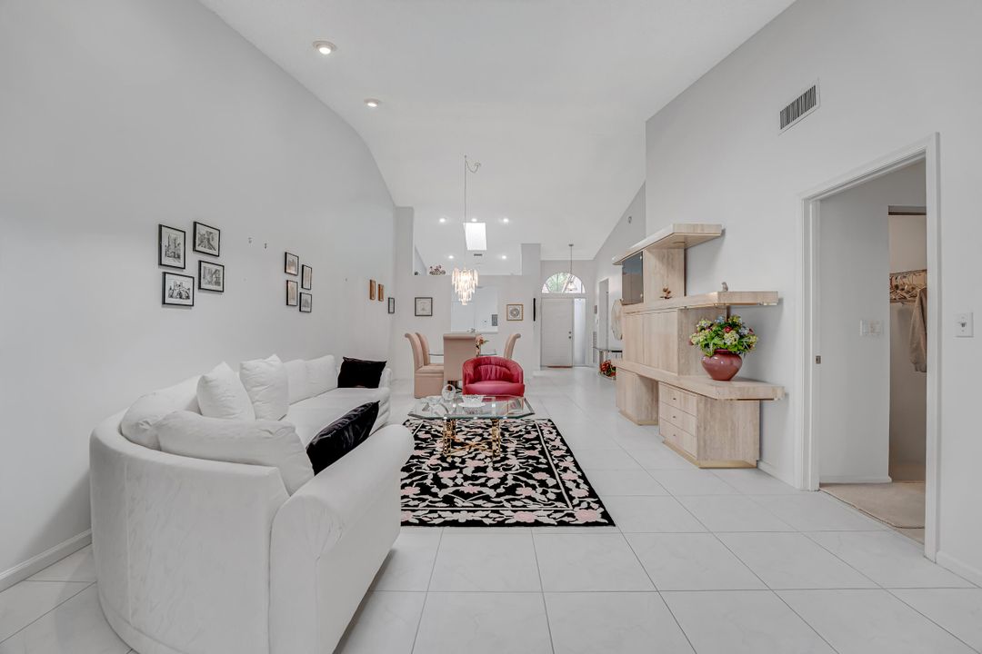 Active With Contract: $295,000 (2 beds, 2 baths, 1722 Square Feet)