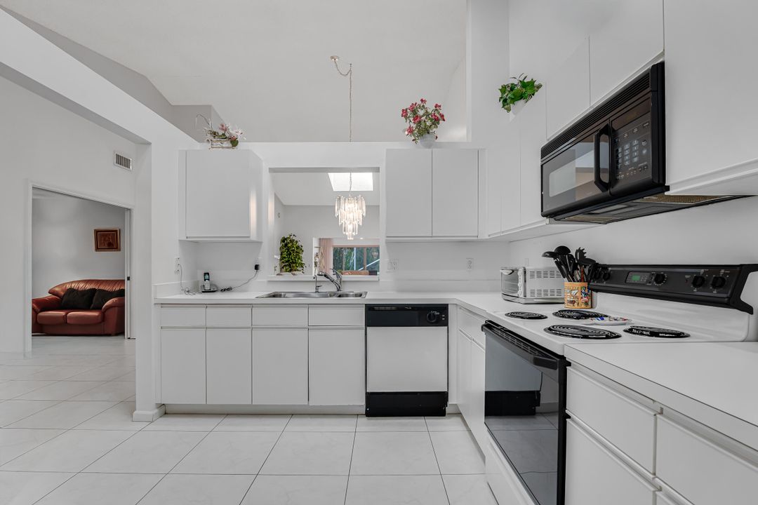 Active With Contract: $295,000 (2 beds, 2 baths, 1722 Square Feet)