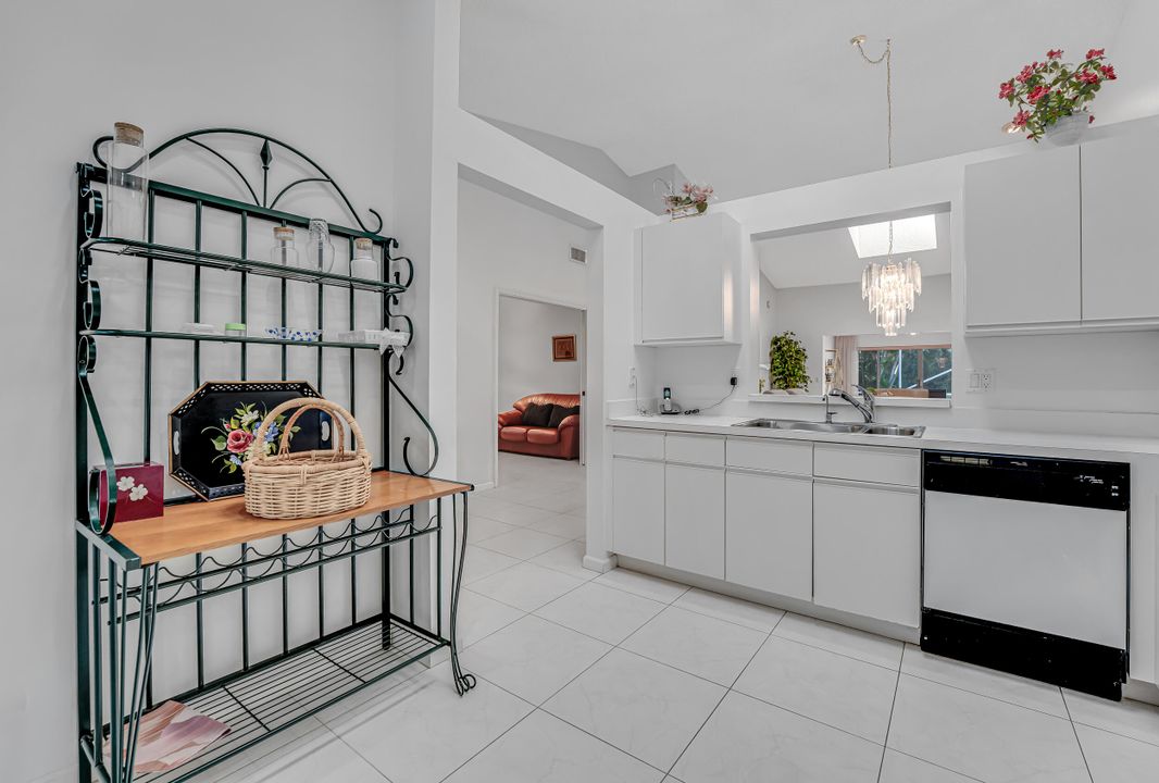 Active With Contract: $295,000 (2 beds, 2 baths, 1722 Square Feet)