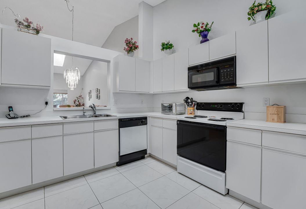 Active With Contract: $295,000 (2 beds, 2 baths, 1722 Square Feet)