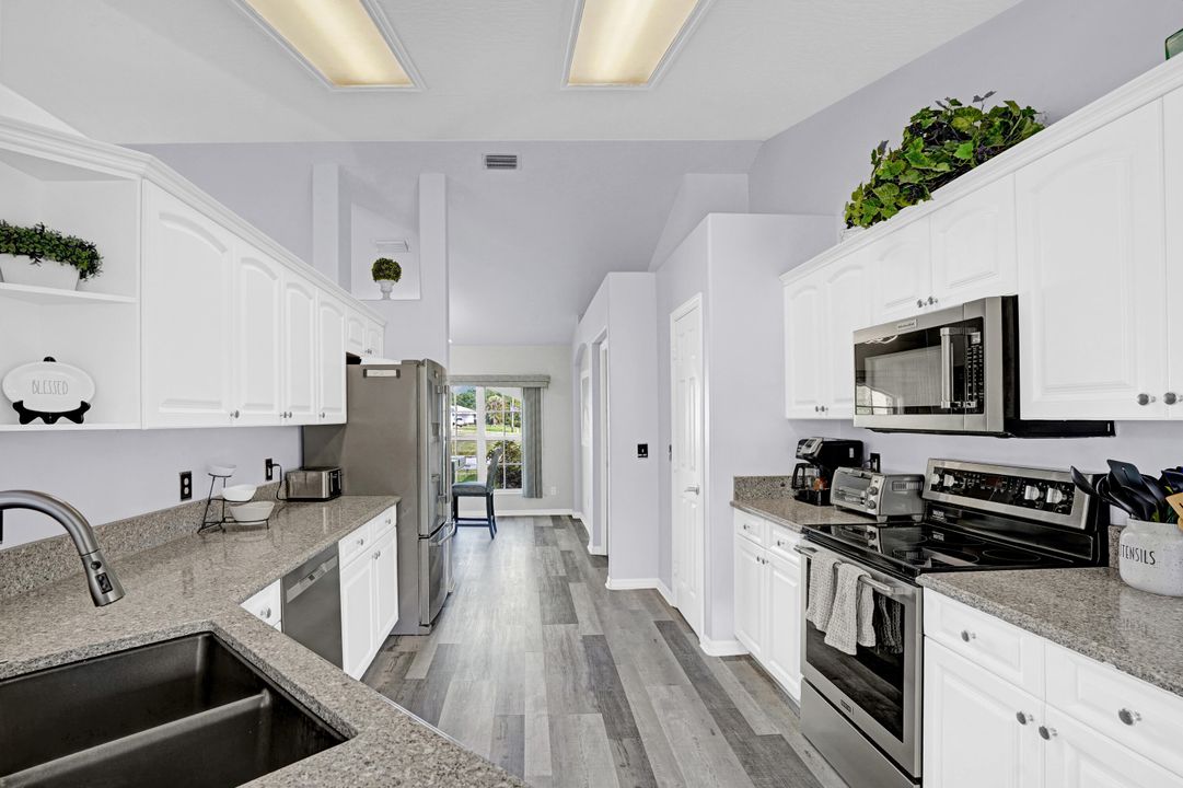 For Sale: $520,000 (3 beds, 2 baths, 1902 Square Feet)