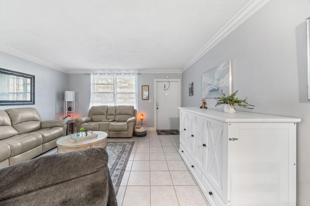 待售: $320,000 (1 贝兹, 1 浴室, 640 平方英尺)