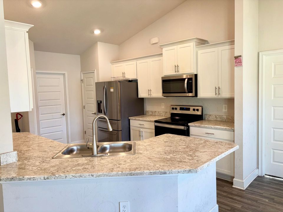 Под контрактом: $385,000 (4 спален, 2 ванн, 1762 Квадратных фут)