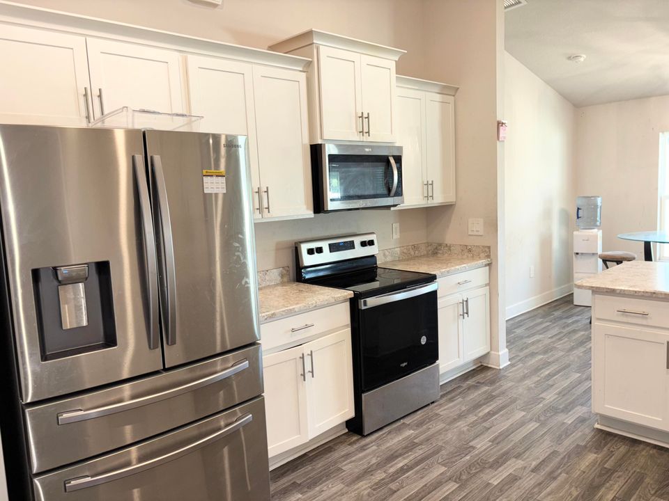 Под контрактом: $385,000 (4 спален, 2 ванн, 1762 Квадратных фут)