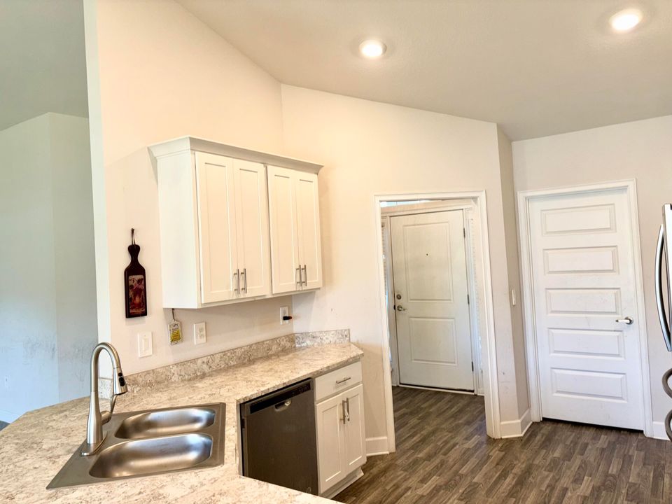 Под контрактом: $385,000 (4 спален, 2 ванн, 1762 Квадратных фут)