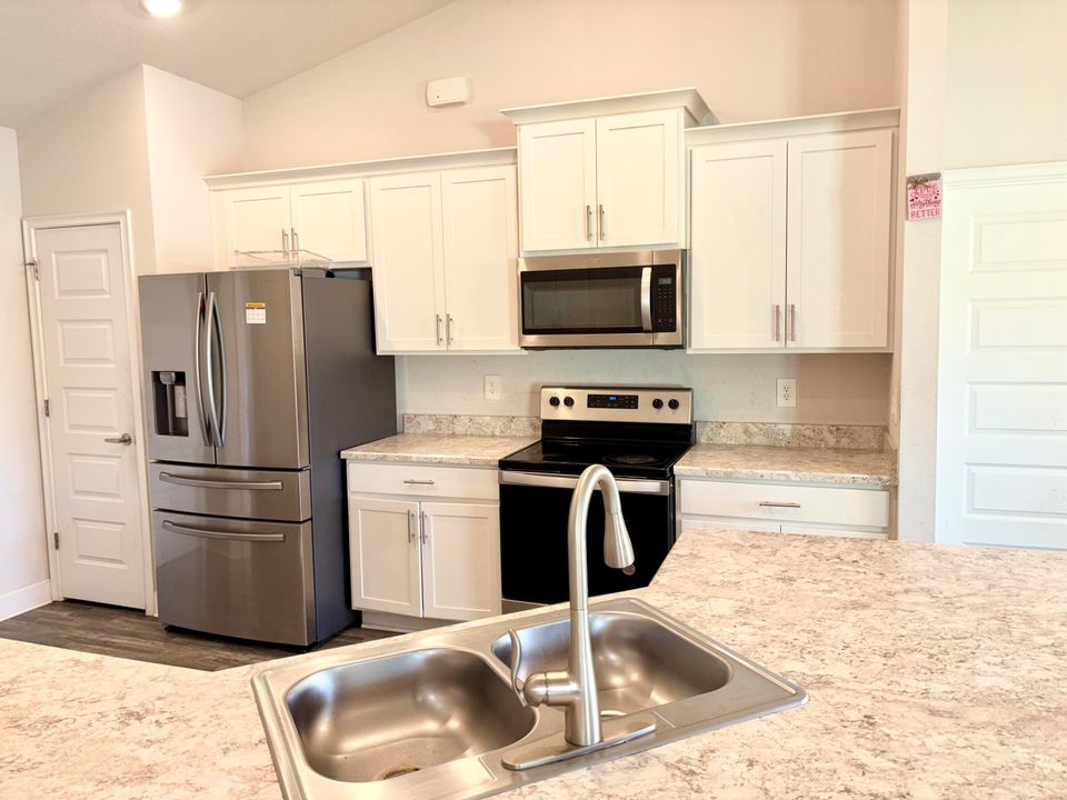 Под контрактом: $385,000 (4 спален, 2 ванн, 1762 Квадратных фут)