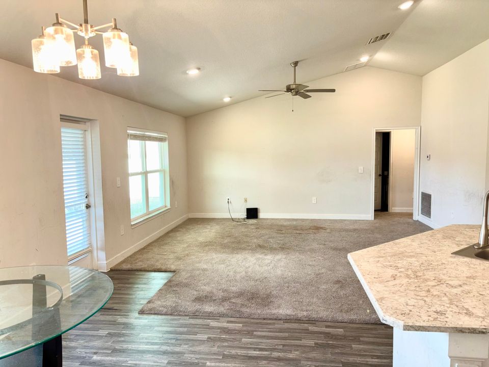 Под контрактом: $385,000 (4 спален, 2 ванн, 1762 Квадратных фут)