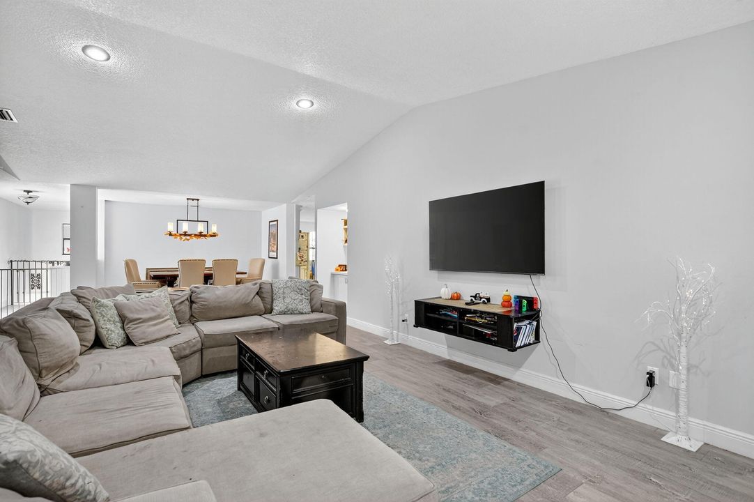 待售: $450,000 (3 贝兹, 2 浴室, 2149 平方英尺)