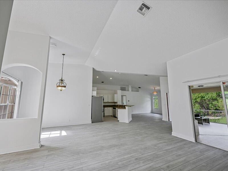 For Sale: $1,189,000 (4 beds, 2 baths, 2500 Square Feet)