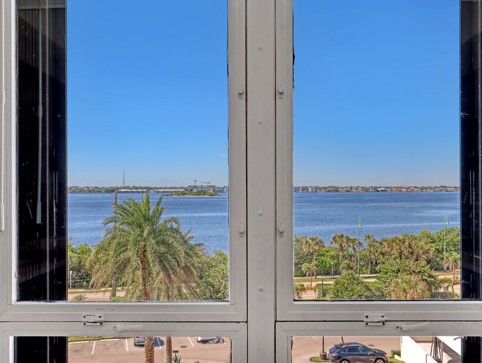 На продажу: $599,000 (2 спален, 2 ванн, 1291 Квадратных фут)