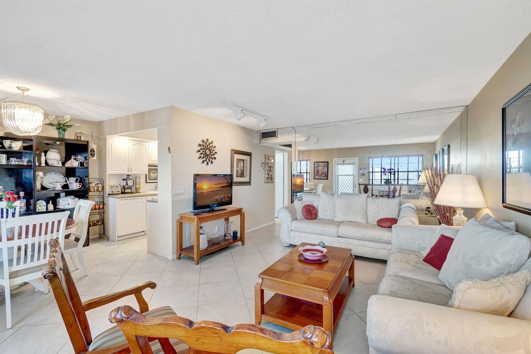 待售: $129,900 (2 贝兹, 1 浴室, 861 平方英尺)