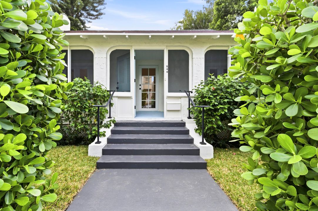 For Sale: $4,150,000 (3 beds, 2 baths, 1728 Square Feet)