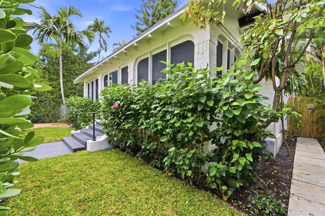 For Sale: $4,150,000 (3 beds, 2 baths, 1728 Square Feet)