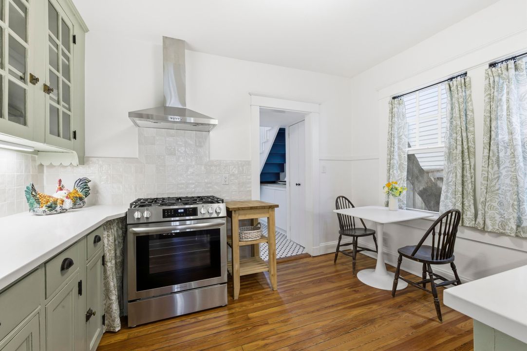 For Sale: $4,150,000 (3 beds, 2 baths, 1728 Square Feet)
