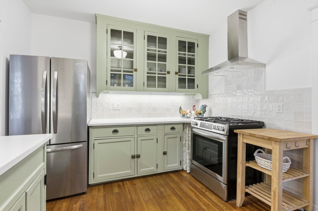 For Sale: $4,150,000 (3 beds, 2 baths, 1728 Square Feet)