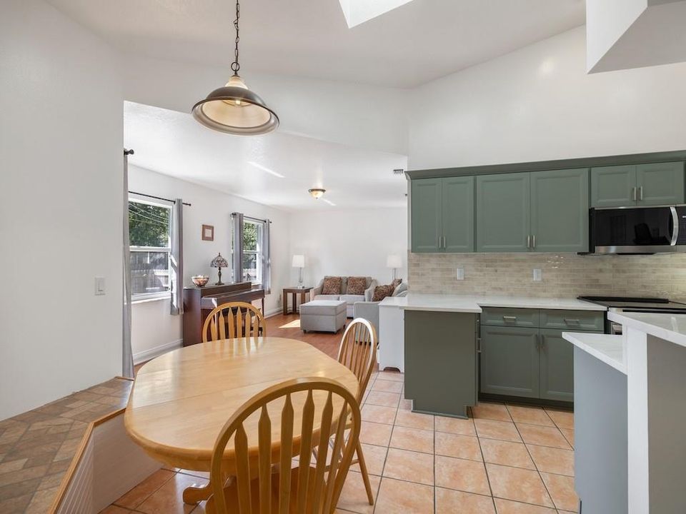 На продажу: $375,000 (3 спален, 2 ванн, 1902 Квадратных фут)