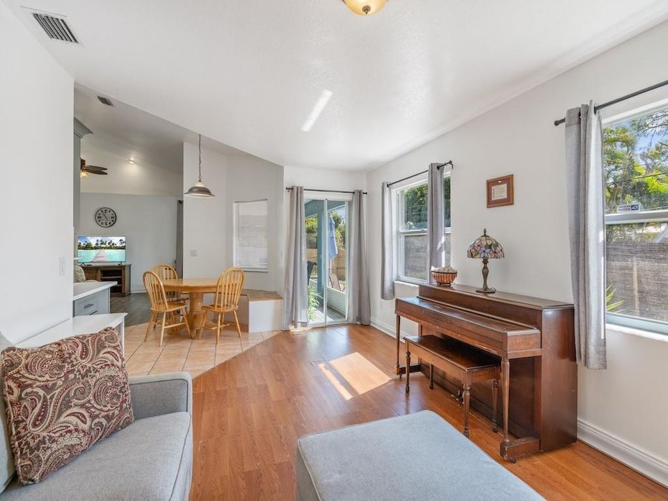 На продажу: $375,000 (3 спален, 2 ванн, 1902 Квадратных фут)