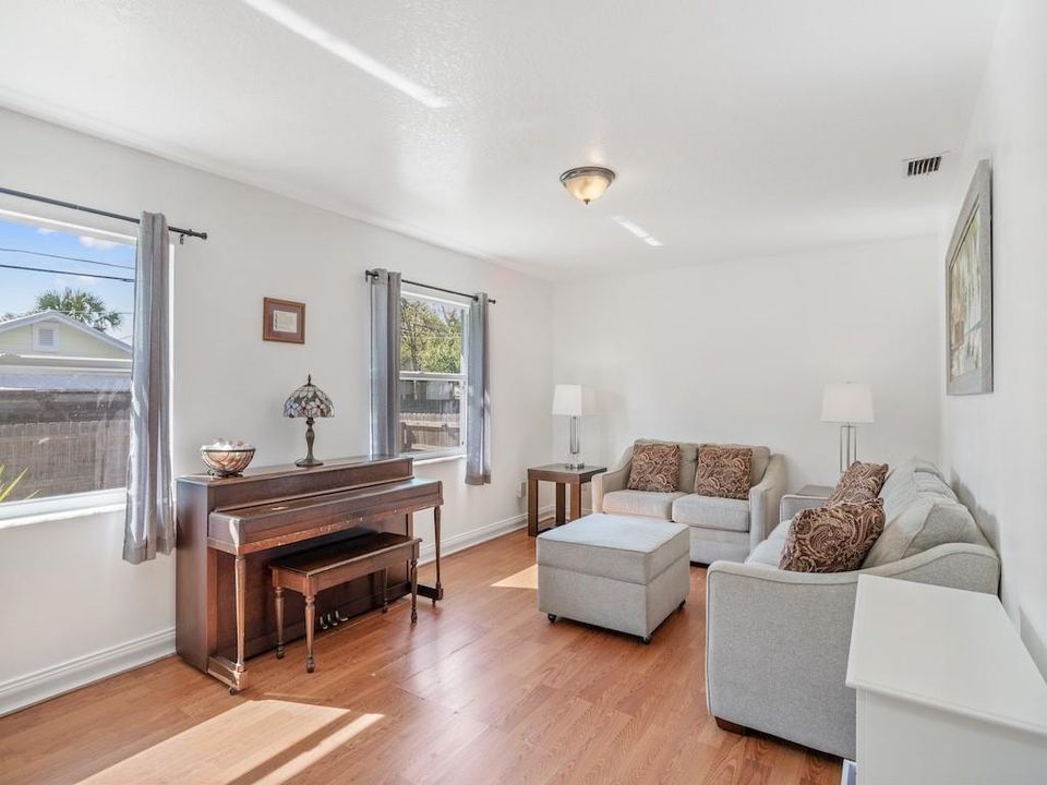 На продажу: $375,000 (3 спален, 2 ванн, 1902 Квадратных фут)