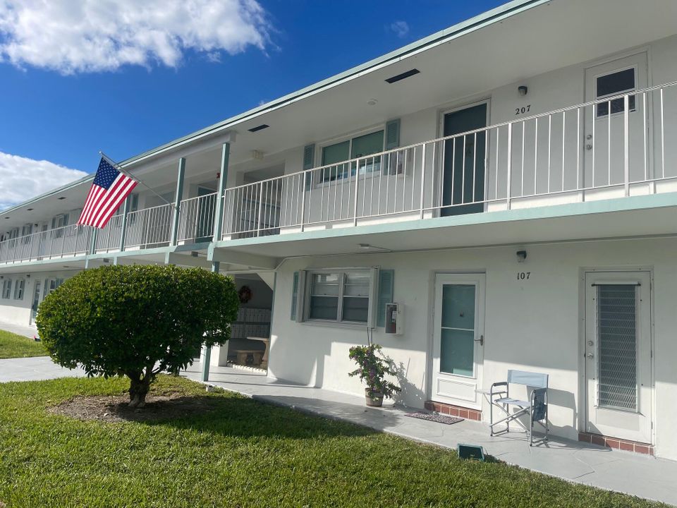 待售: $159,000 (2 贝兹, 1 浴室, 729 平方英尺)