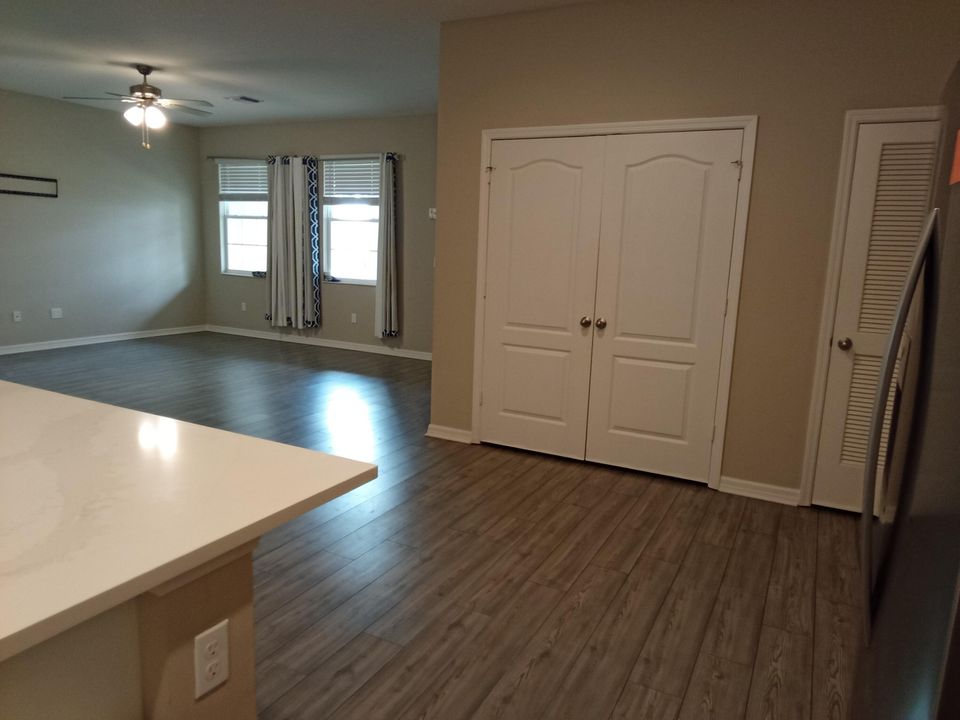 Active With Contract: $263,000 (2 beds, 2 baths, 1245 Square Feet)