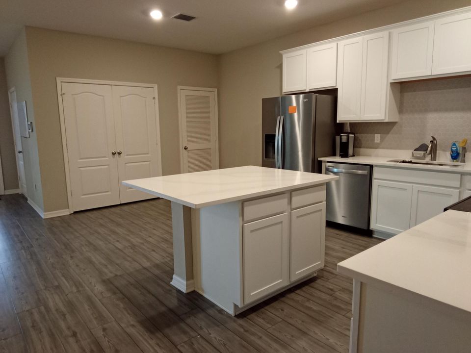 Active With Contract: $263,000 (2 beds, 2 baths, 1245 Square Feet)