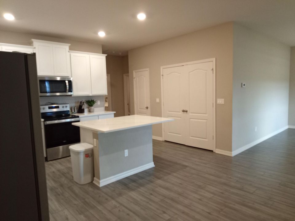 Active With Contract: $263,000 (2 beds, 2 baths, 1245 Square Feet)