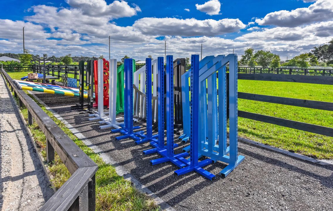 出租: $3,100 (2 贝兹, 2 浴室, 4453 平方英尺)