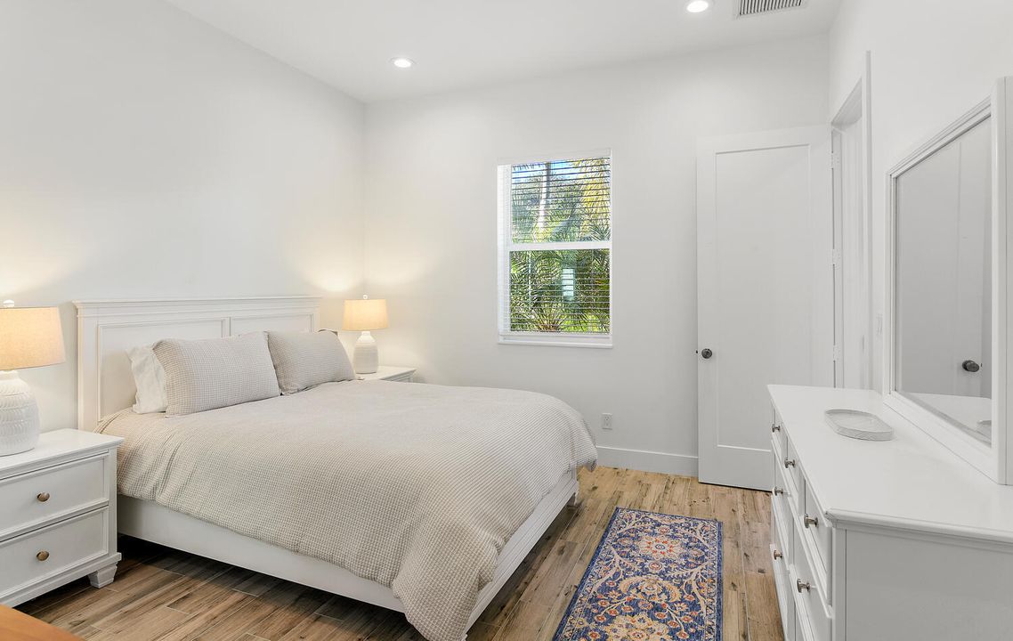 出租: $3,100 (2 贝兹, 2 浴室, 4453 平方英尺)