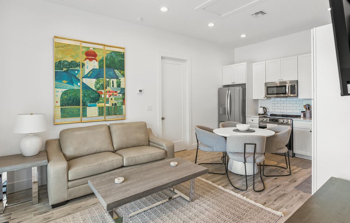 出租: $3,100 (2 贝兹, 2 浴室, 4453 平方英尺)