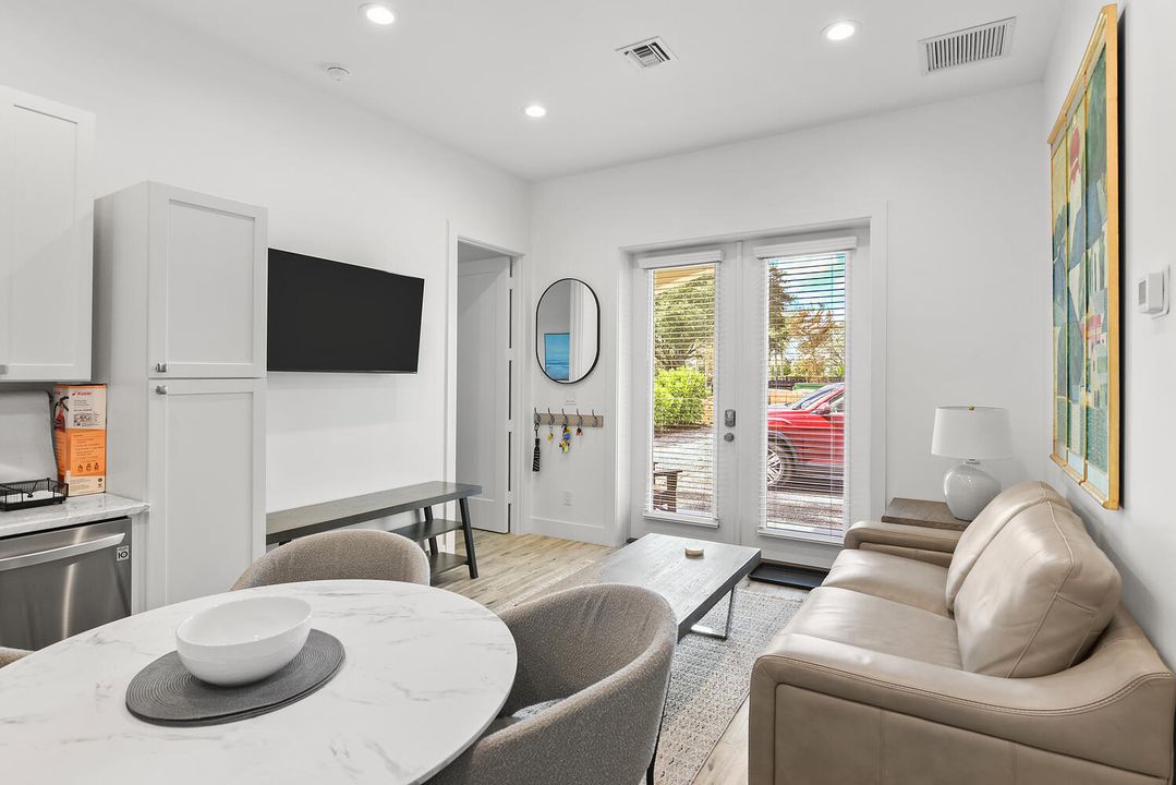 出租: $3,100 (2 贝兹, 2 浴室, 4453 平方英尺)