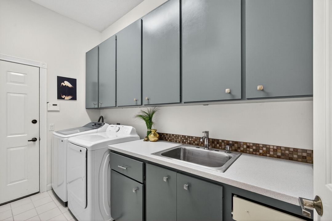 For Sale: $769,000 (3 beds, 2 baths, 1974 Square Feet)