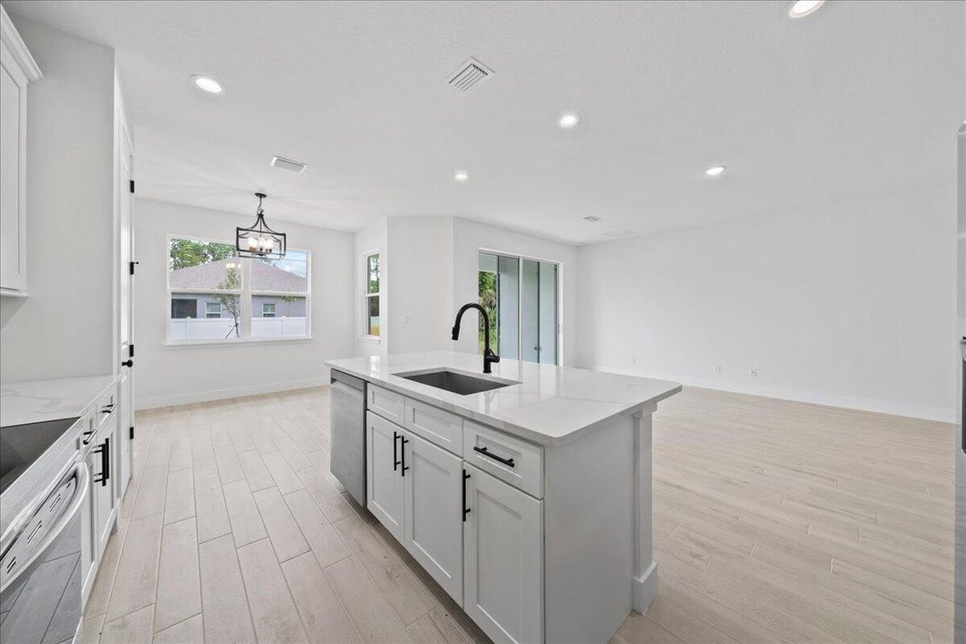 En Venta: $464,900 (4 camas, 2 baños, 2061 Pies cuadrados)